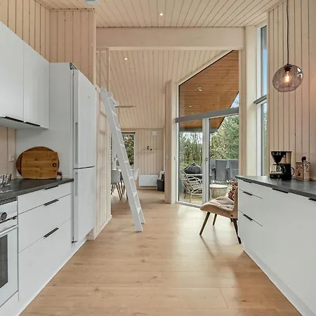 Stunning In Henne With Kitchen هين ستراند